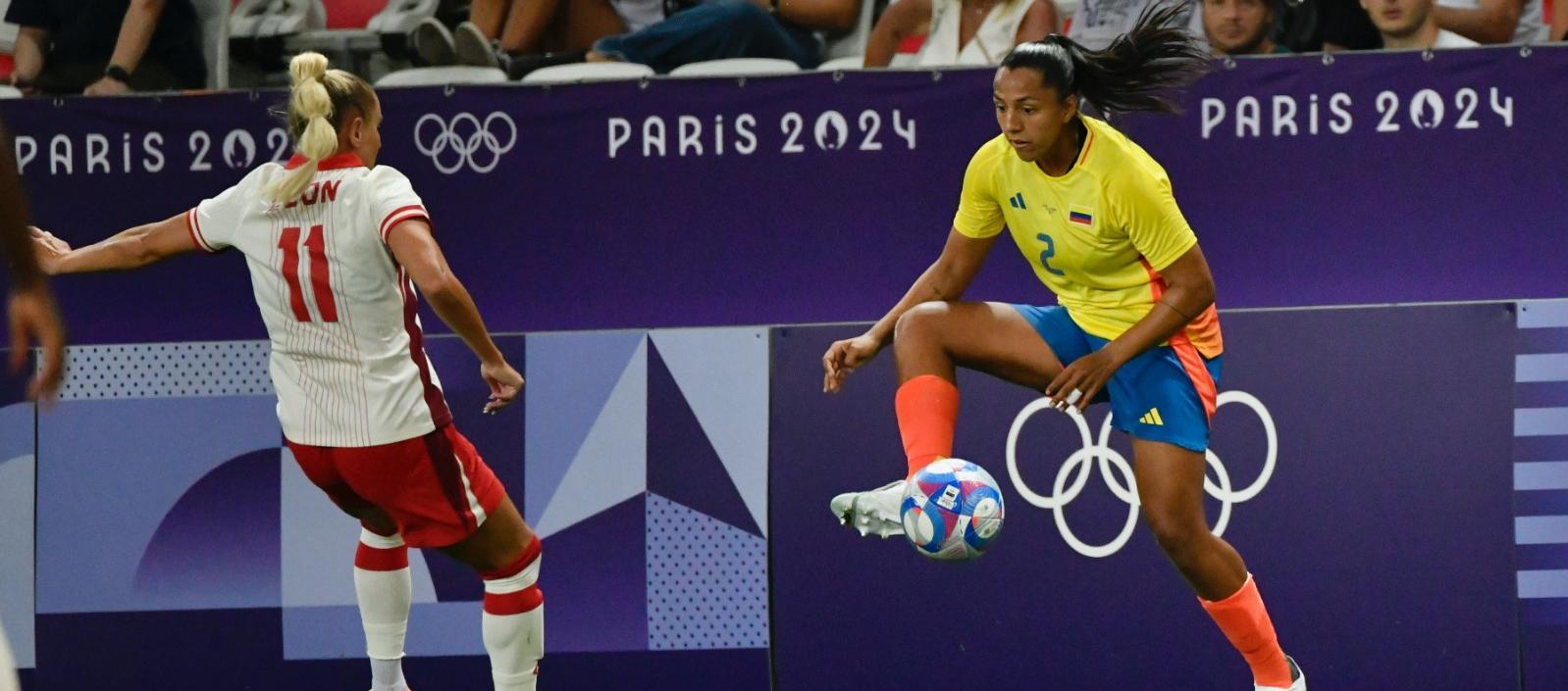 Manuela Vanegas domina la pelota ante la marca de la canadiense Adriana León.