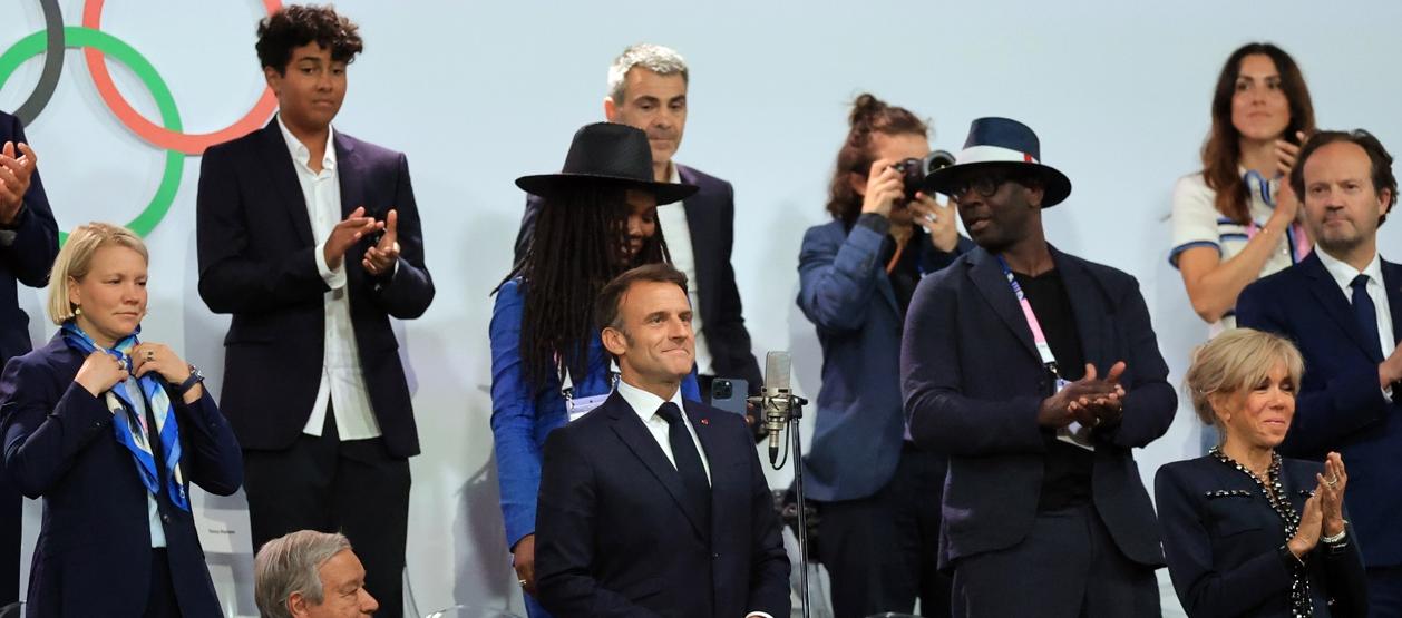 El presidente de Francia, Emmanuel Macron, tras concluir su discurso.