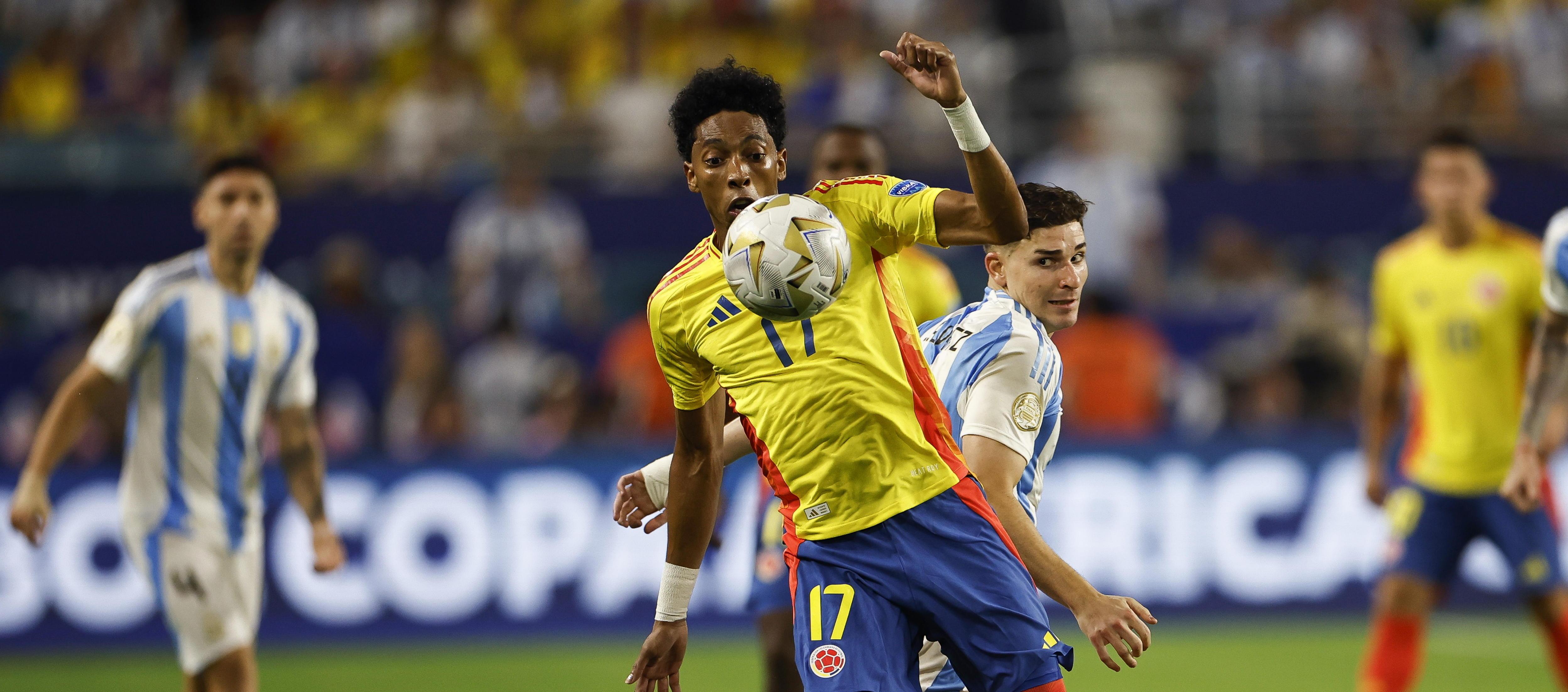 Johan Mojica en la final de la Copa América contra Argentina. 