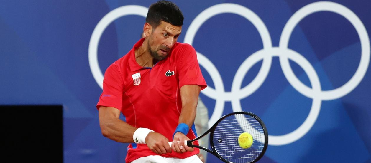 Novak Djokovic durante su partido contra el  australiano Matthew Ebden.