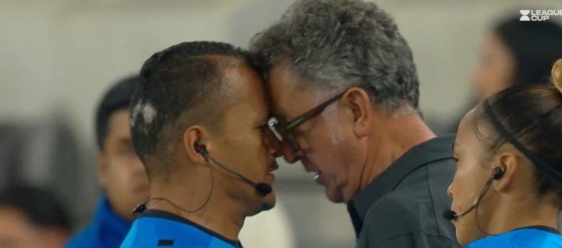 Juan Carlos Osorio en plena discusión con un árbitro asistente.