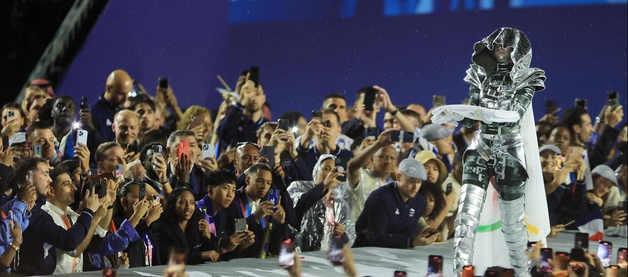 La amazona Floriane Issert ingresando con la bandera olímpica al Trocadero.