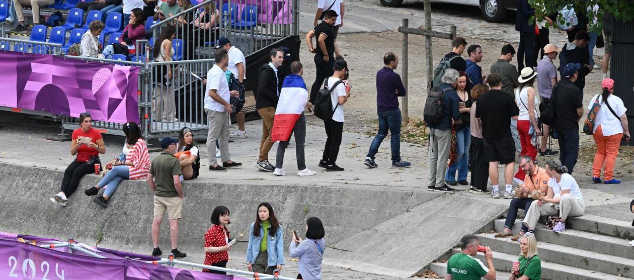 Las colas del público para acceder a la ceremonia inaugural.