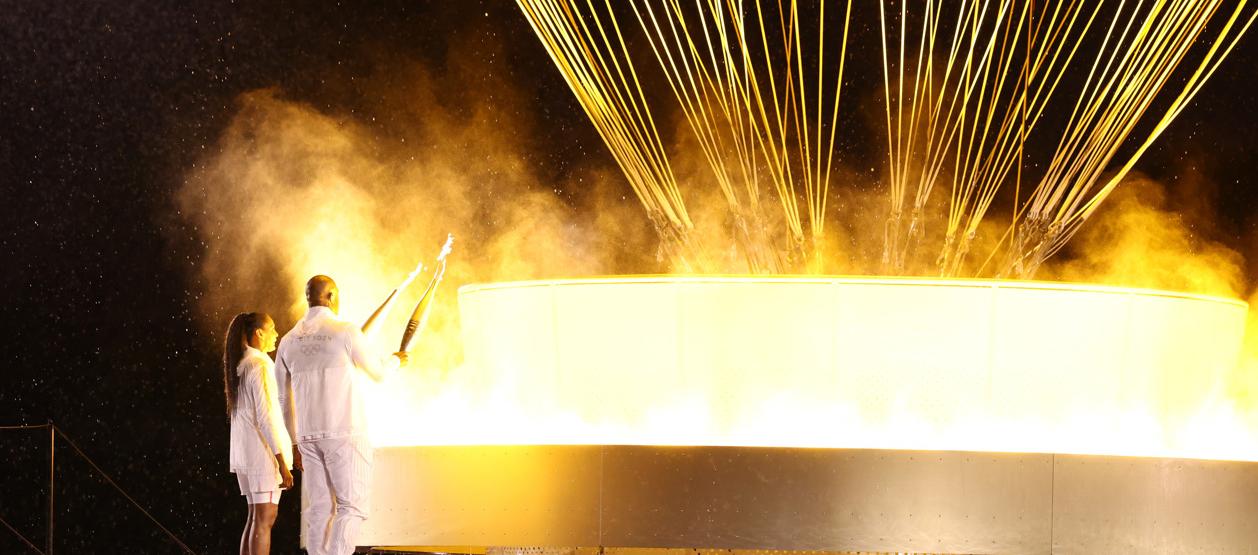 Instante en que Marie-Jose Perec y Teddy Riner encienden el pebetero olímpico. 