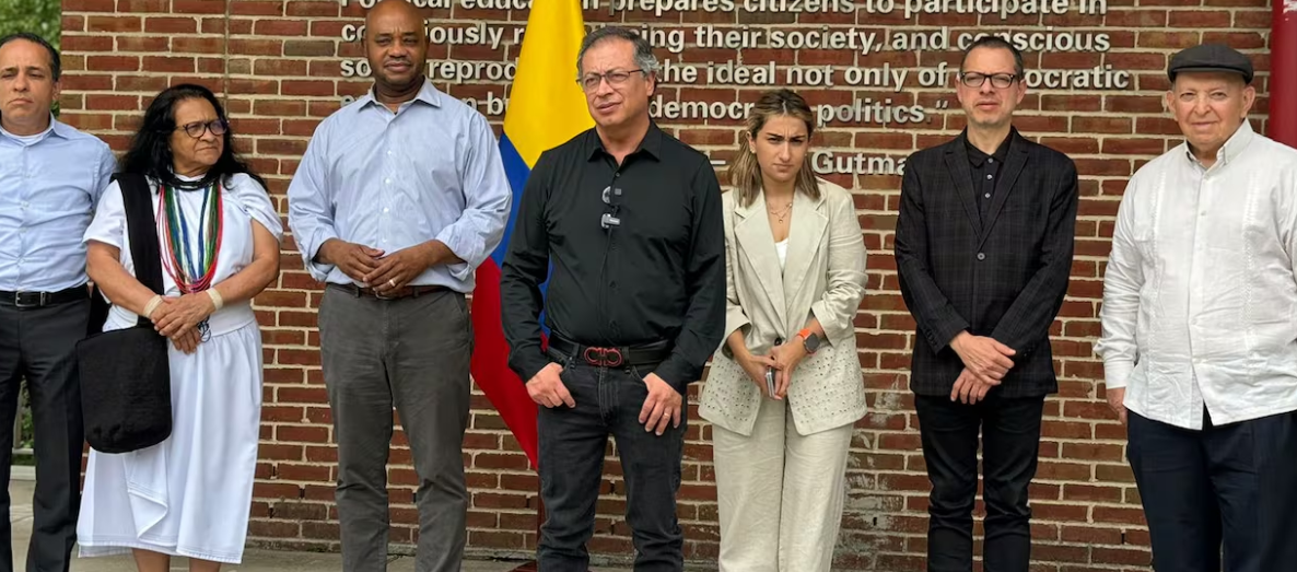 Gustavo Petro, anunciando el día cívico.