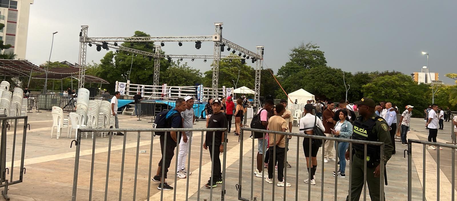 El escenario donde se iba a realizar la velada, en la Plaza de la Paz.