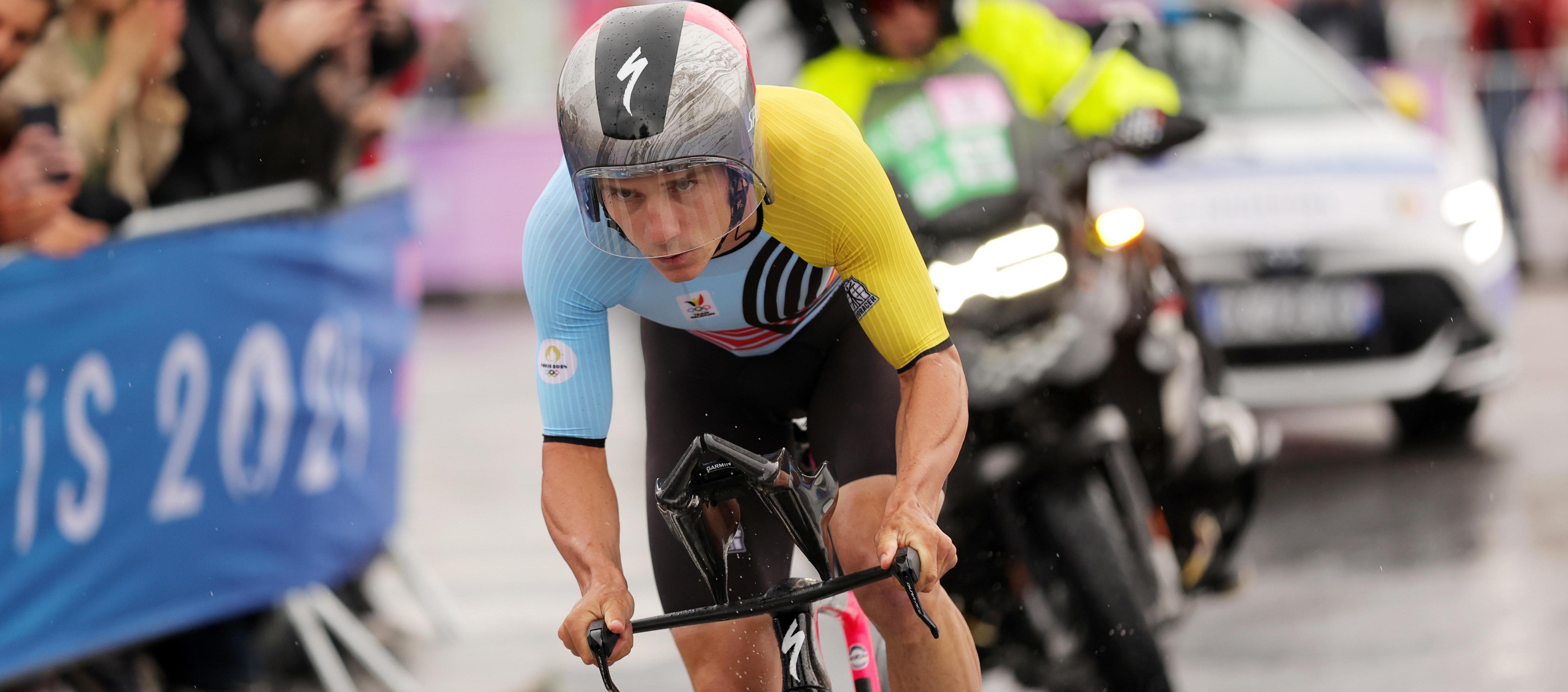 Remco Evenepoel rumbo a la meta en el Puente de Alejandro III.