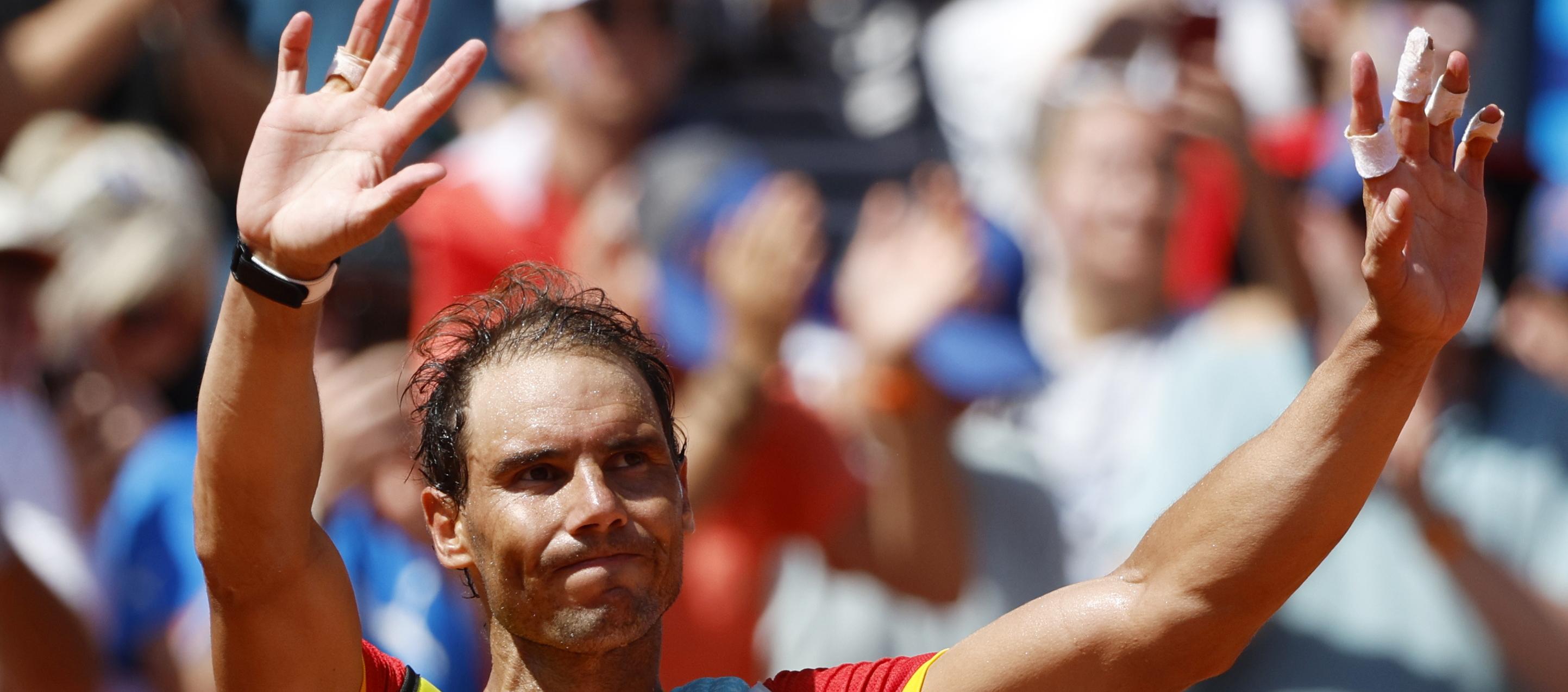 Rafael Nadal se despide tras su derrota ante Novak Djokovic. 