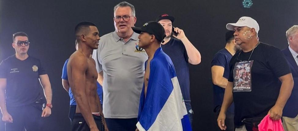 Robert Barrera (izquierda) y Román González en el tradicional cara cara previo al combate.