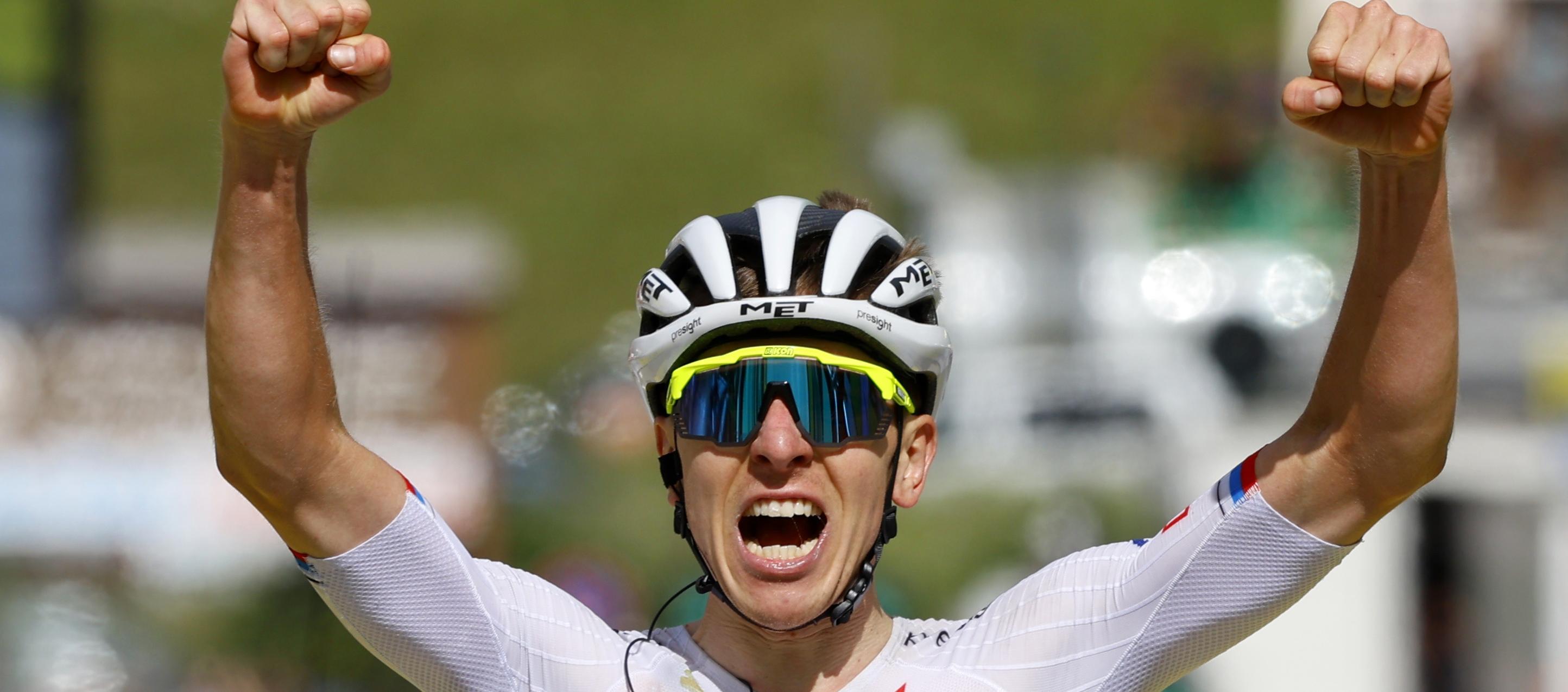 Tadej Pogacar levanta los brazos en señal de victoria tras cruzar la meta en Valloire.