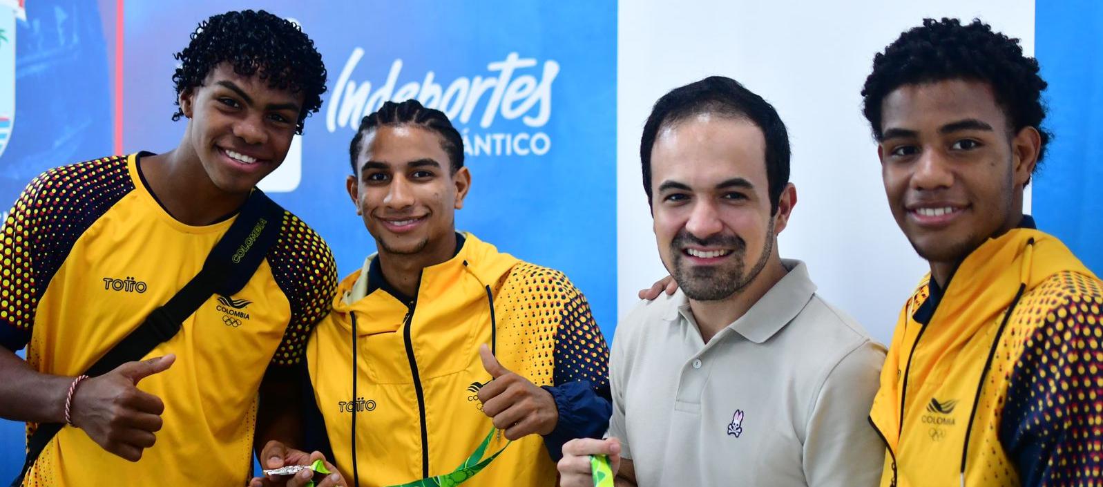 El director de Indeportes Atlántico, Iván Urquijo, con los boxeadores Leonard y Denzel Bermúdez.