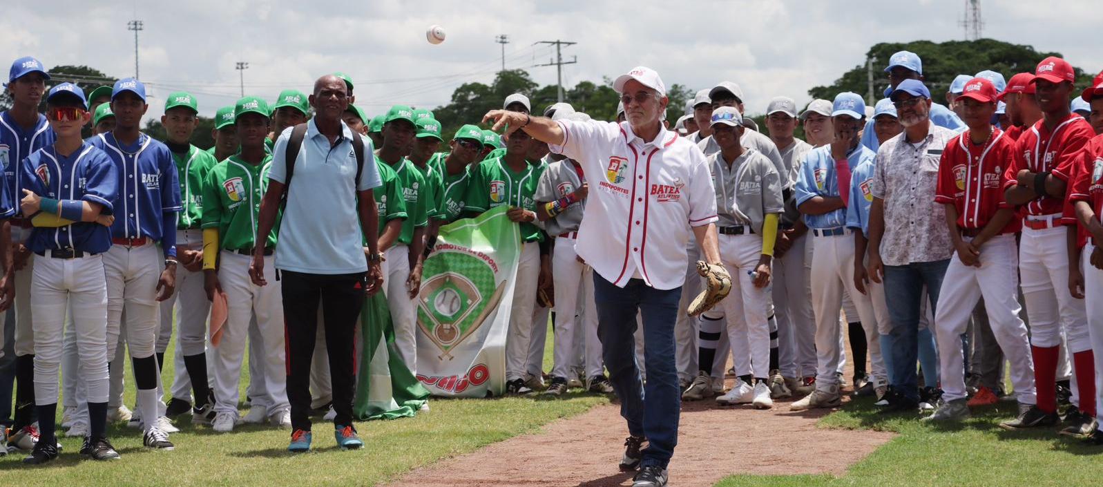 El gobernador del Atlántico, Eduardo Verano, realizó el lanzamiento de la primera bola del torneo.