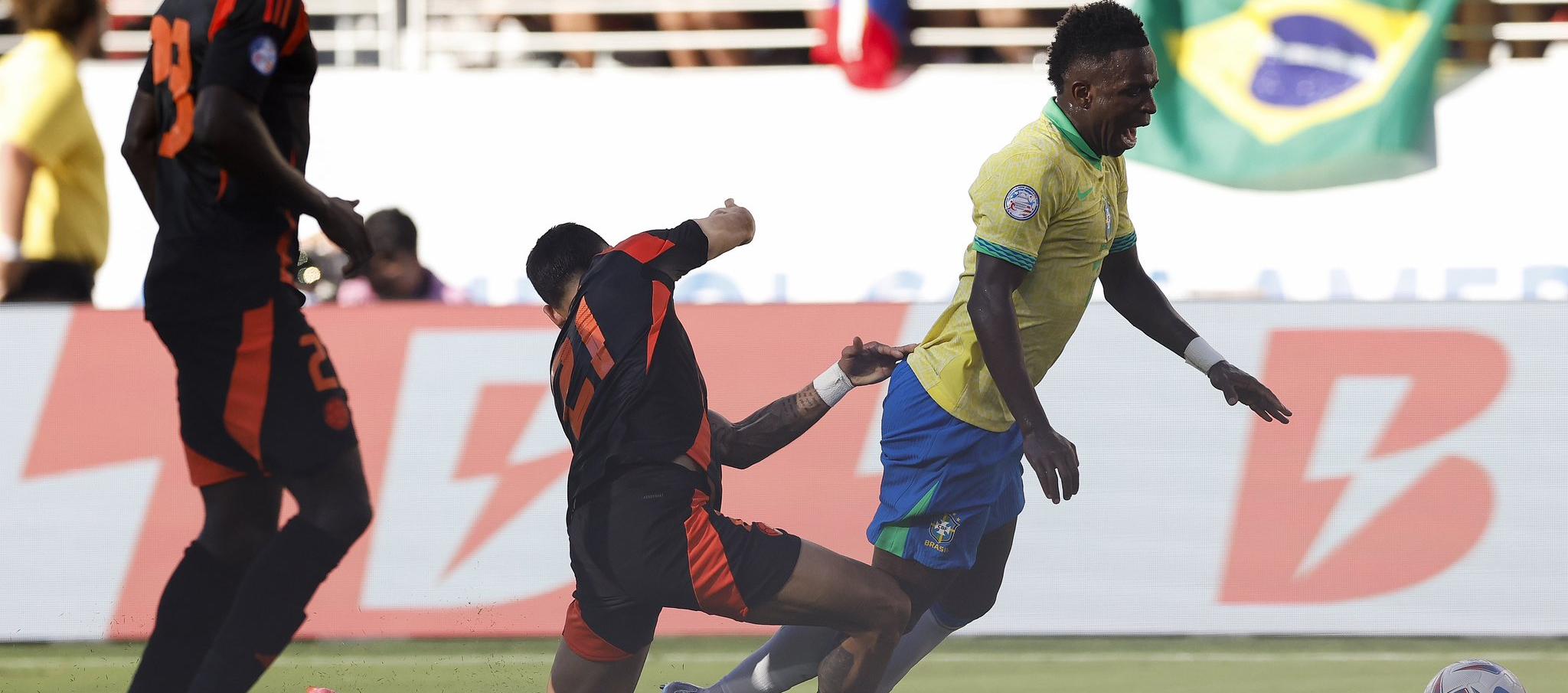 La acción polémica de Daniel Muñoz sobre Vinicius que Brasil reclamó como penalti. 