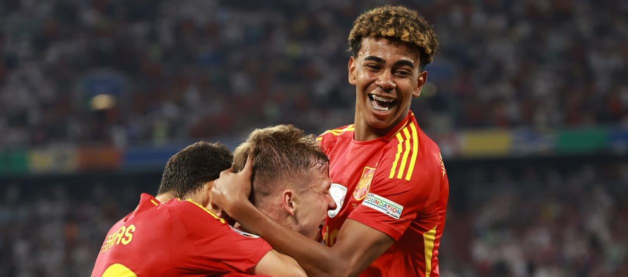 Lamine Yamal festeja con Dani Olmo el segundo gol de España. 