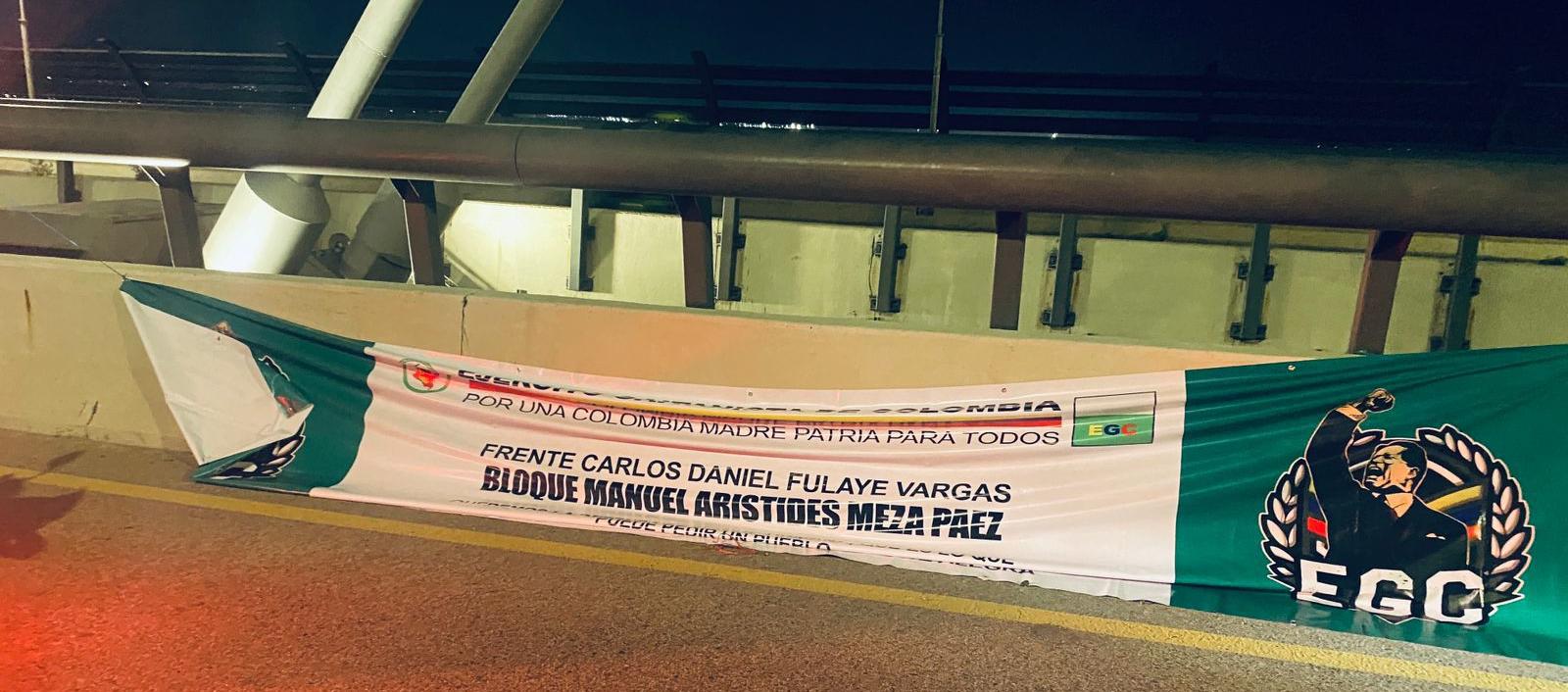 La pancarta que apareció del 'Clan del Golfo' este lunes en el puente Pumarejo. 