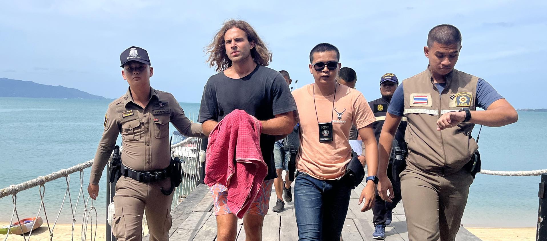 Daniel Sancho junto a las autoridades de Tailandia.