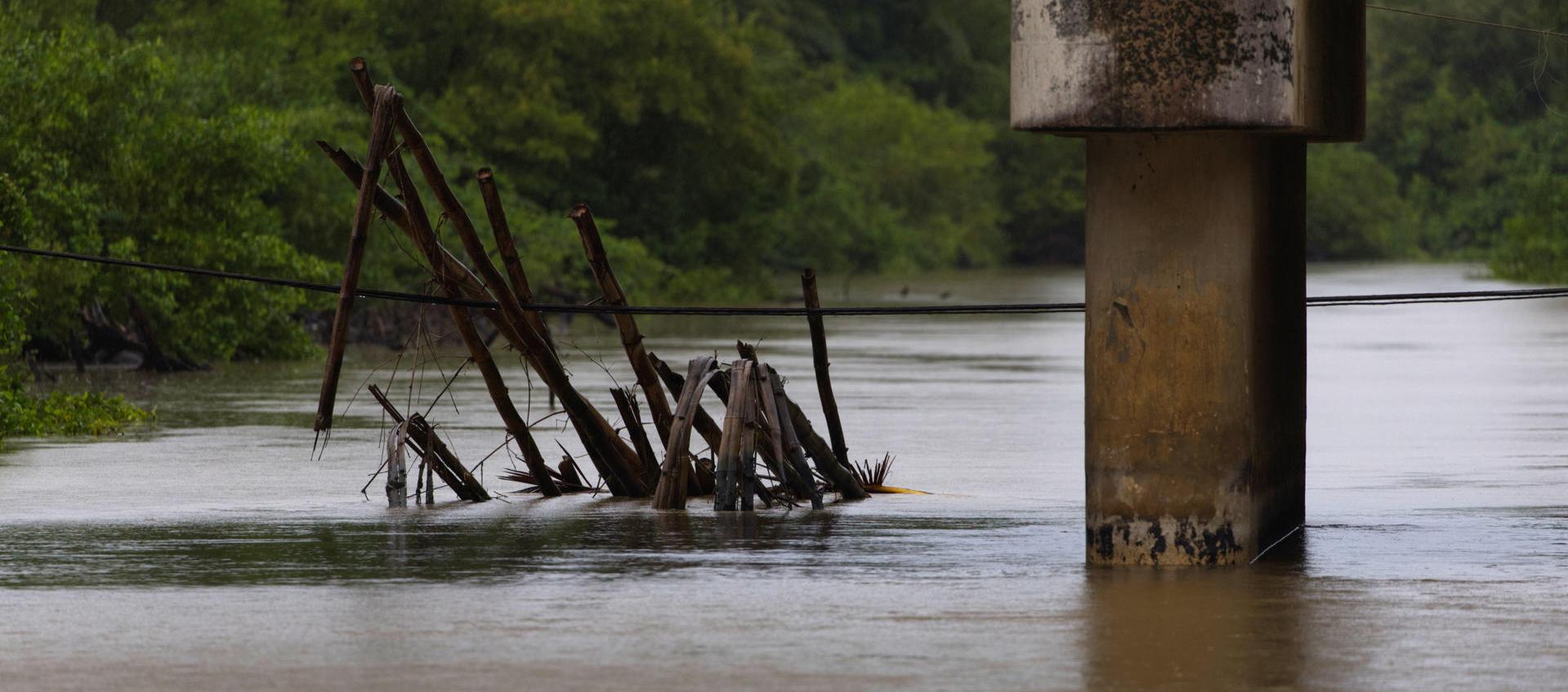Carretera inundada en Puerto Rico por 'Ernesto'.