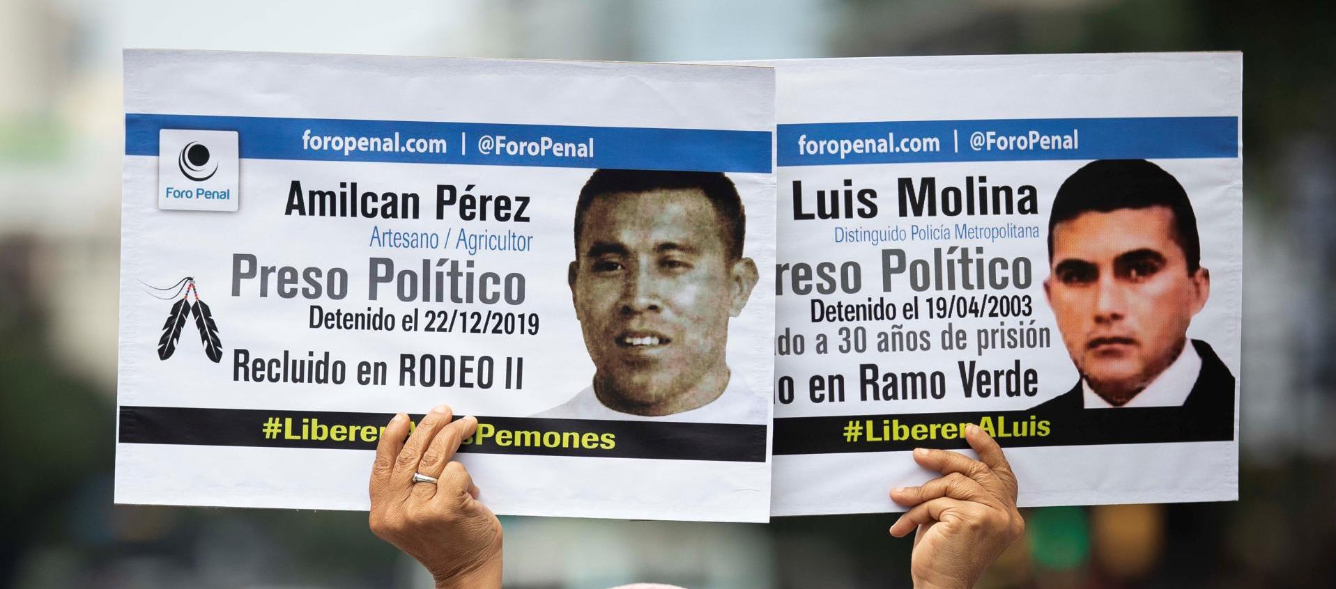 Mujer en protesta pidiendo por el respeto a los defensores de derechos humanos.