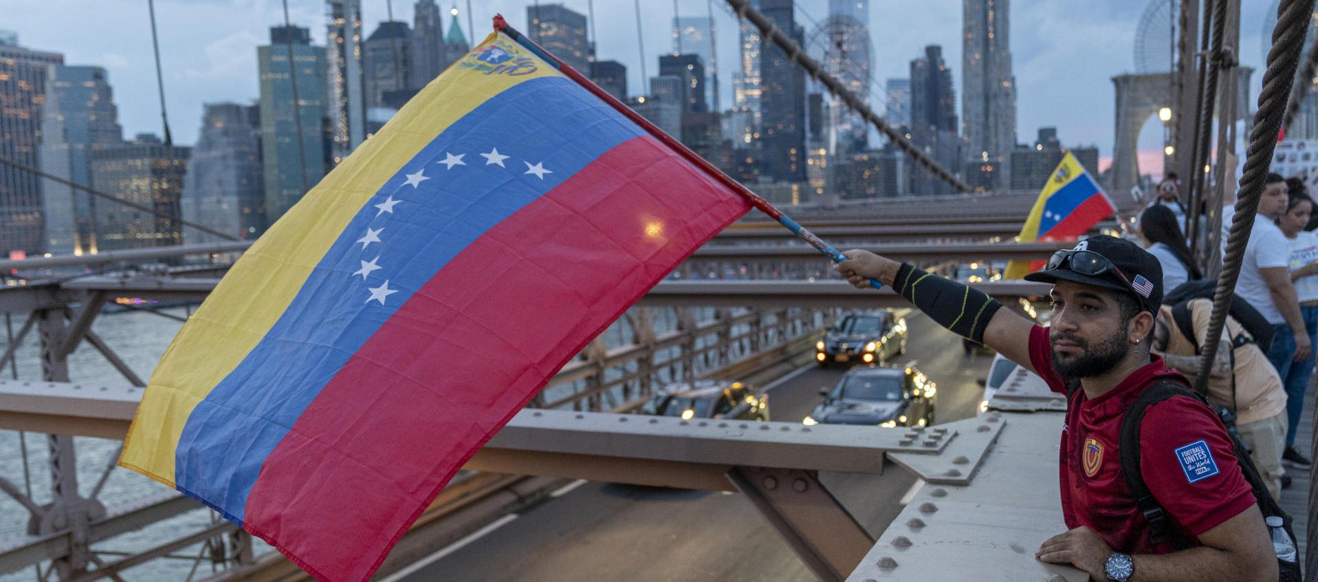Venezolanos protestando en Nueva York.