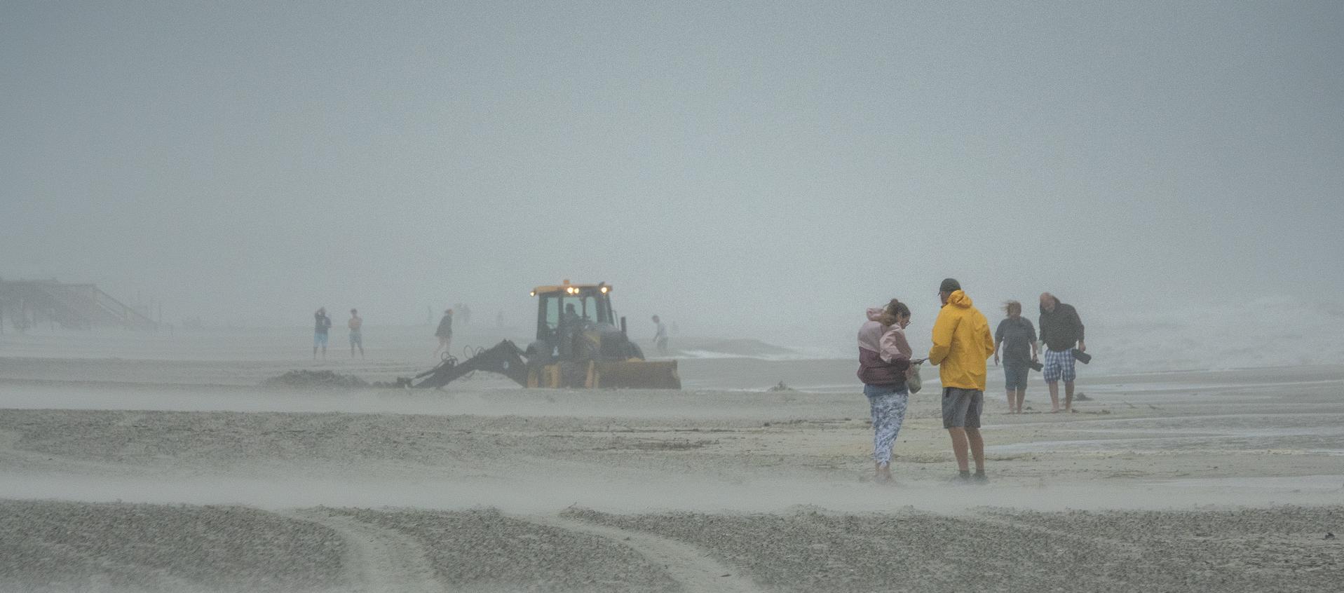 Panorama en playas por el Debby.