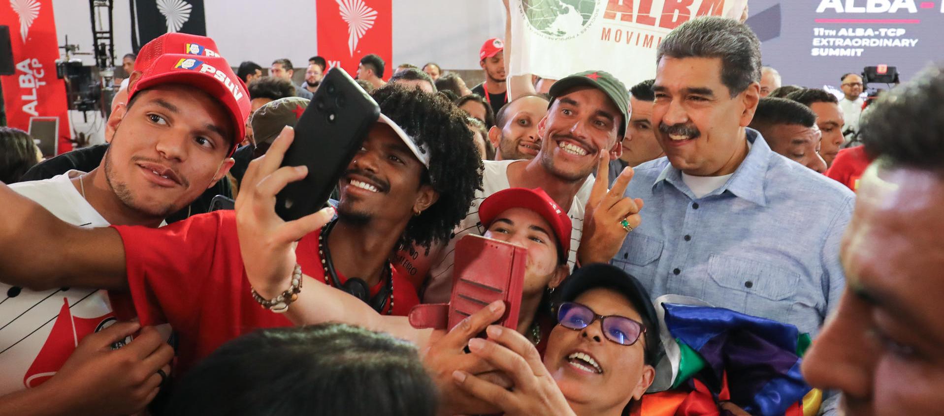 Nicolás Maduro con seguidores de su Gobierno.