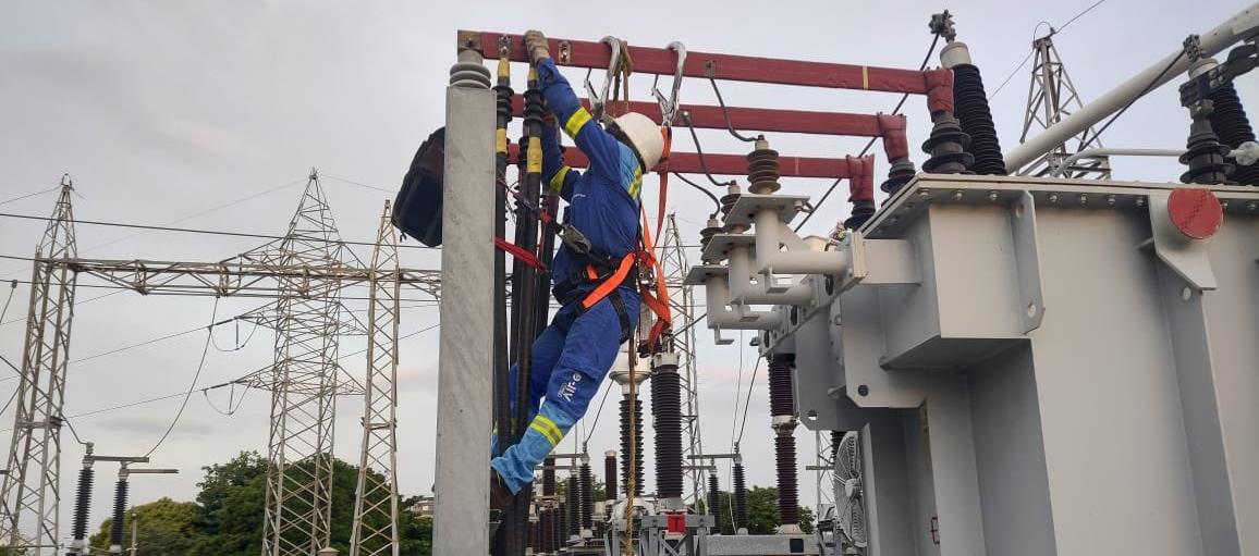 Operarios de Air-e laborando en un subestación. 