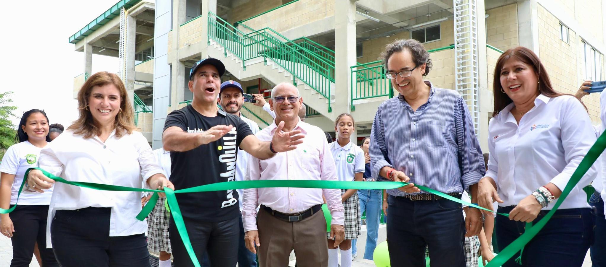 La Secretaria de Educación Paola Amar y el Alcalde Char durante la inauguración de la infraestructura. 