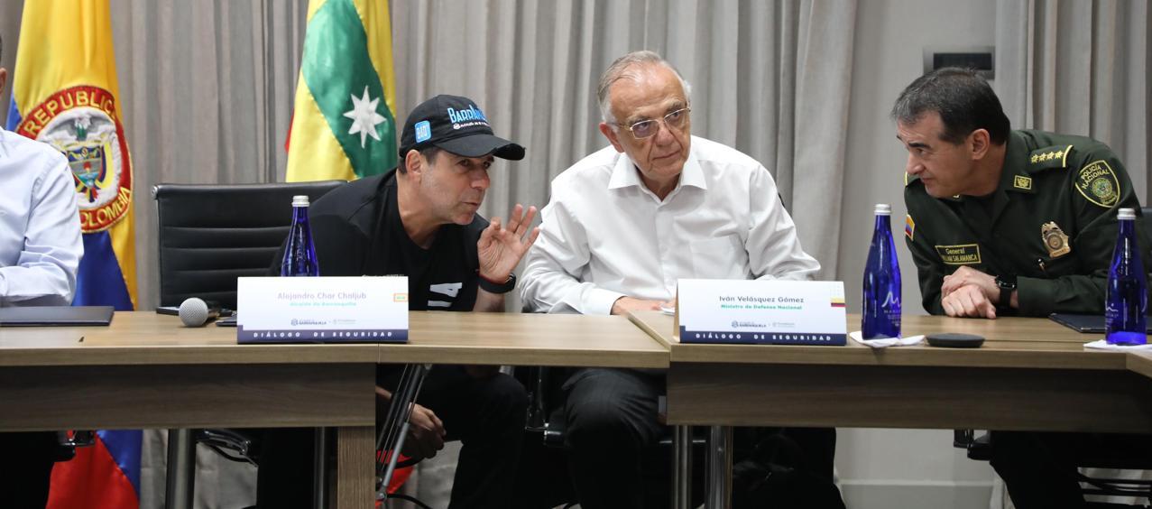 El alcalde Alejandro Char con el ministro de Defensa, Iván Velásquez, y el director de Policía, general William René Salamanca.