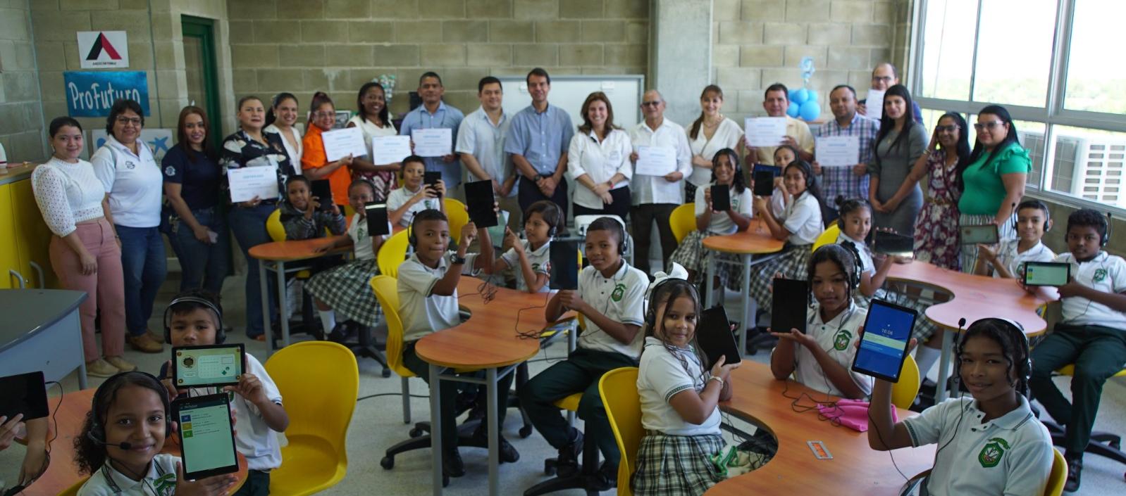 Entrega se desarrolló en la IED Isaac Newton.