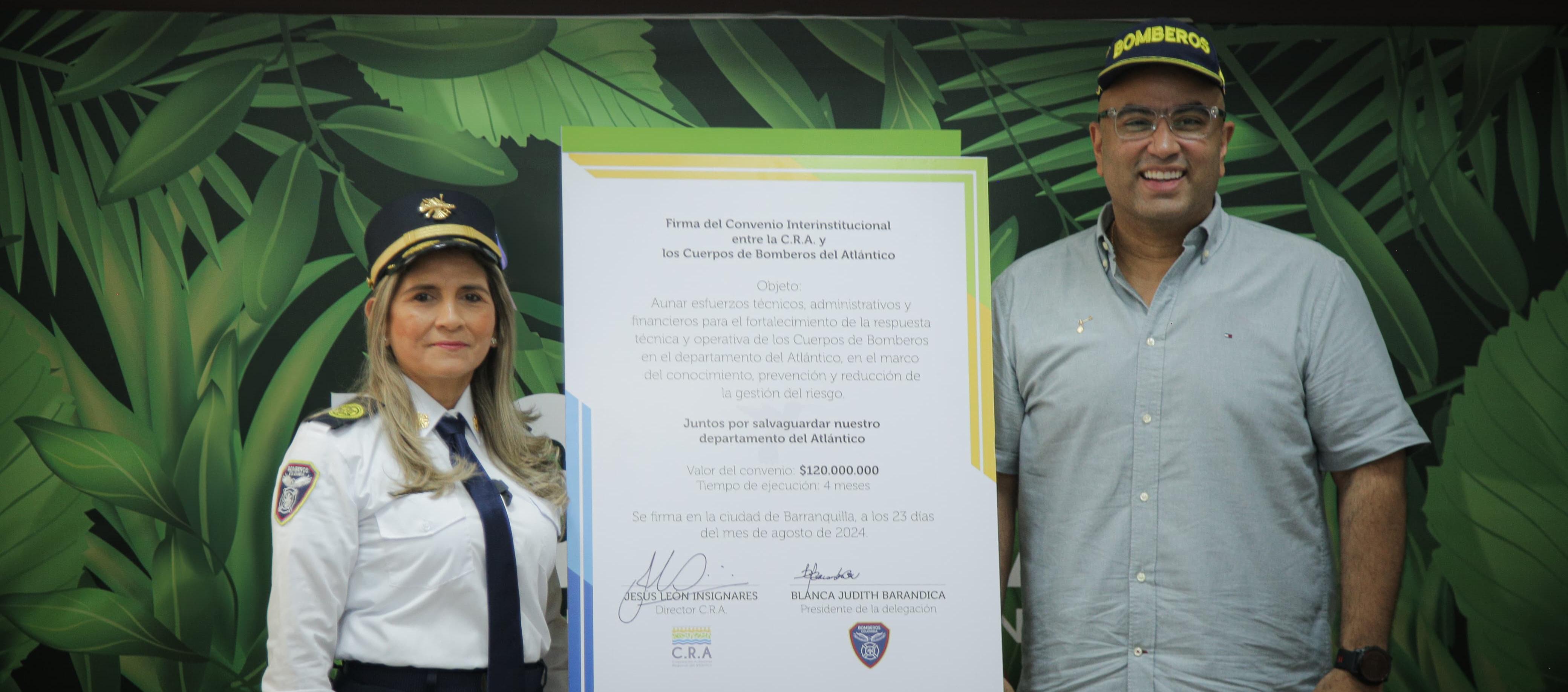 Firma del convenio entre la CRA y los bomberos.