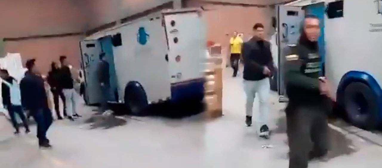 Momento en que las autoridades hallaron el camión de valores. 