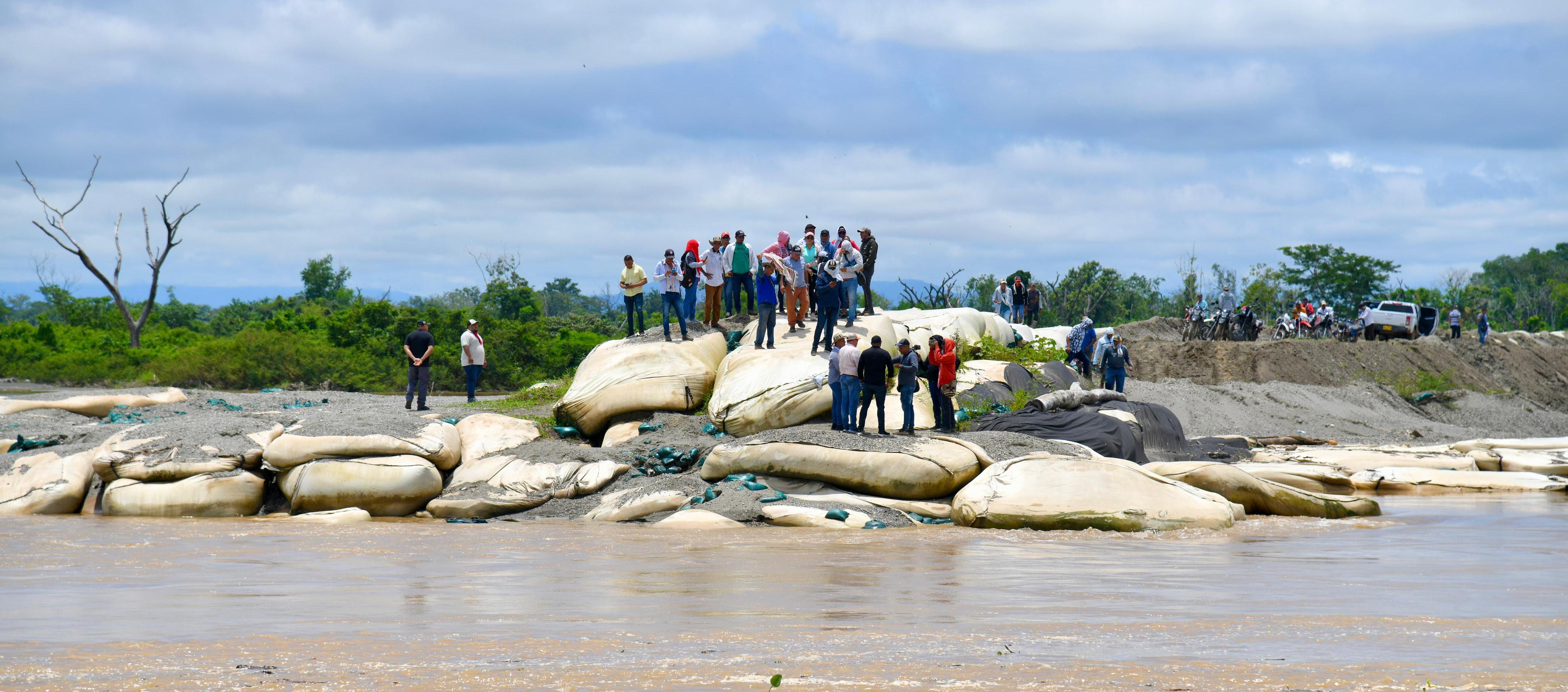 Obras en el boquete del dique 'Caregato'.