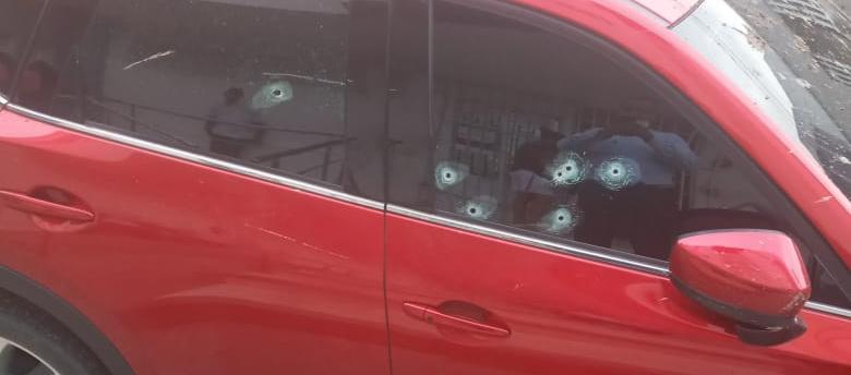 Camioneta baleada en donde iban las víctimas. 