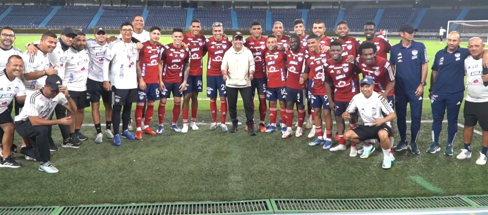 El Alcalde Alex Char con los jugadores y cuerpo técnico de Junior.