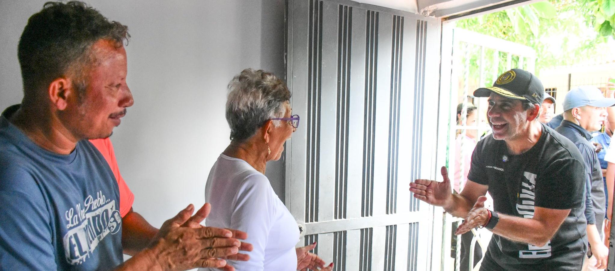 El Alcalde Alex Char con beneficiarios de mejoramientos de viviendas.