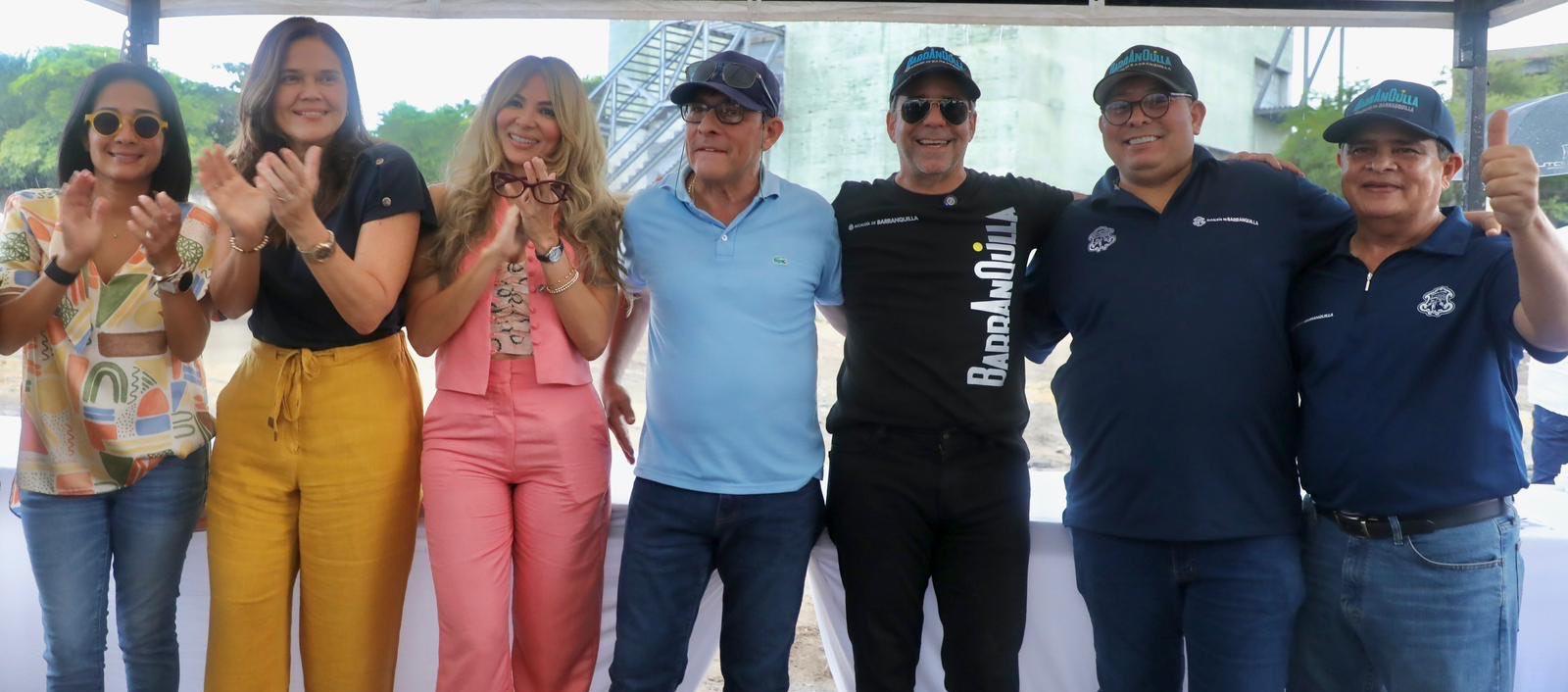 El Alcalde Char con sus secretarios durante inspección a las obras.