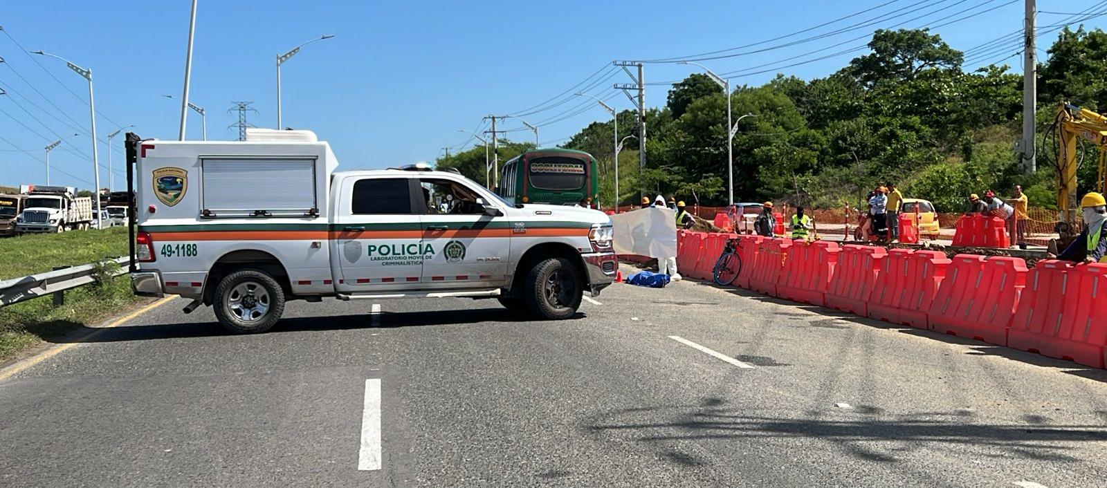 La Policía de Tránsito y Transporte durante la inspección del cuerpo. 