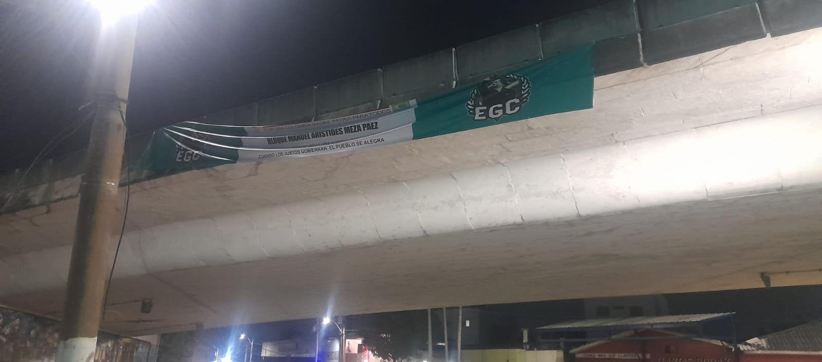 La bandera que apareció en el puente de la calle Murillo con Cordialidad.