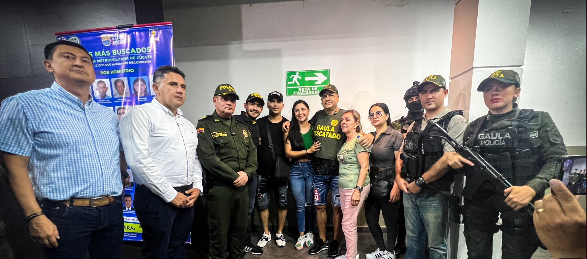 El comerciante rescatado junto con familiares y uniformados.