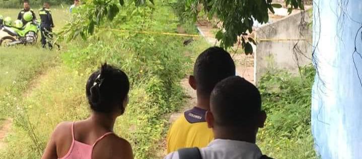 El cuerpo fue hallado en una zona enmontada cerca de una cancha de fútbol. 