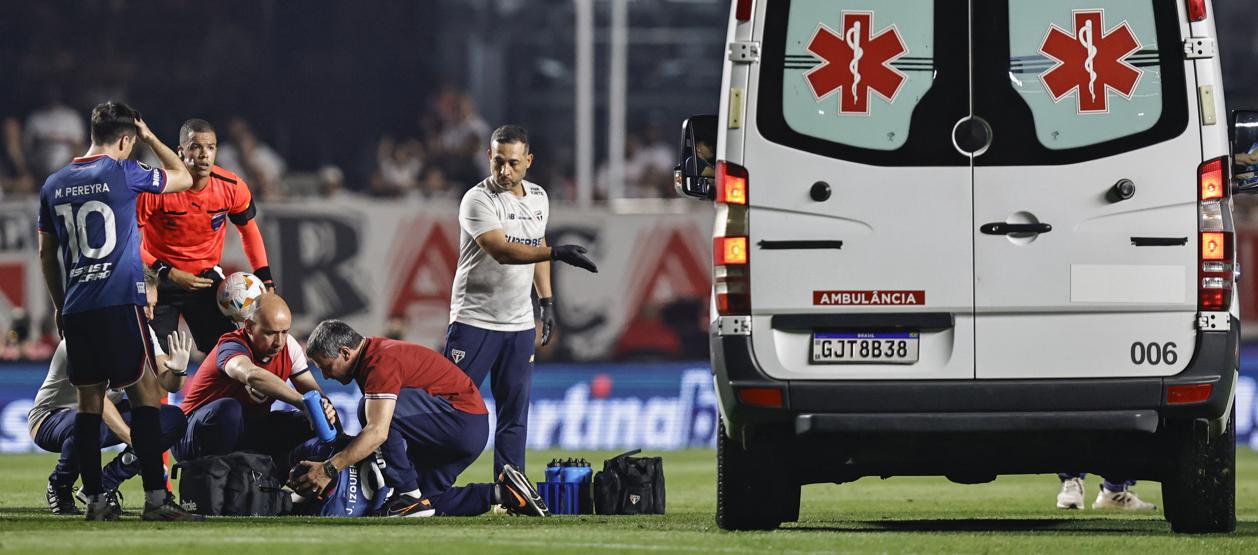 Momento en el que fue atendido el jugador Juan Izquierdo.