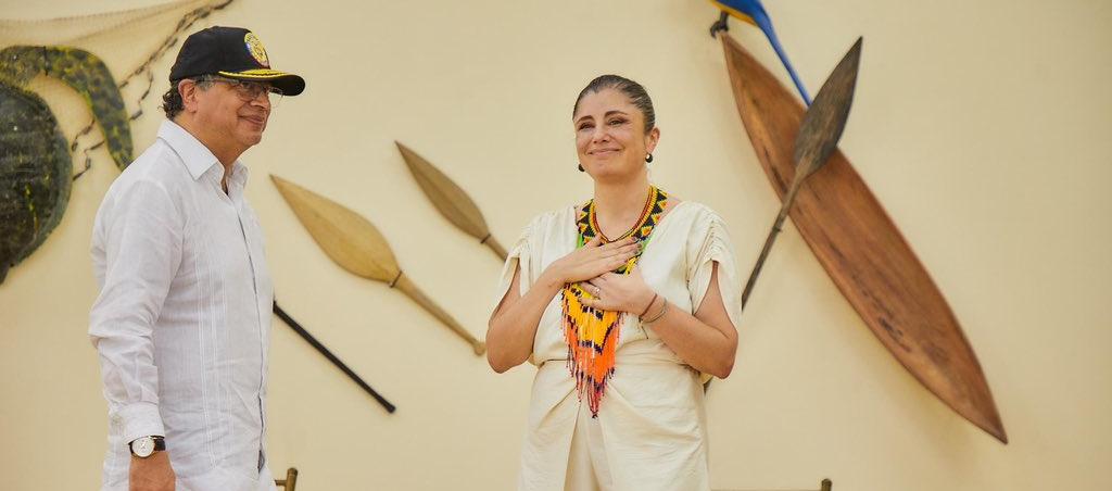 El Presidente Petro tras posesionar a la Defensora del Pueblo Iris Marín Ortiz.