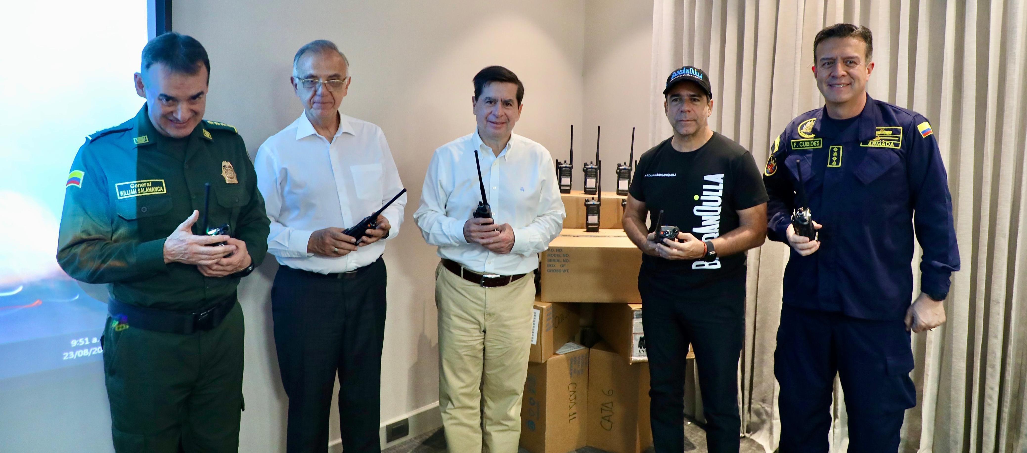 El Alcalde Alejandro Char y la entrega de la dotación a las autoridades.