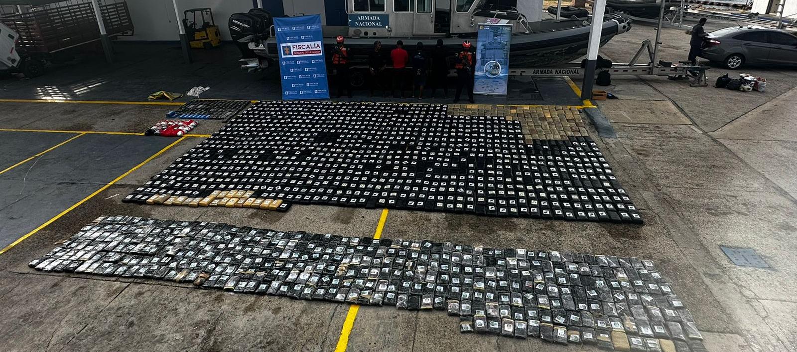 Droga incautada por las autoridades en altamar. 