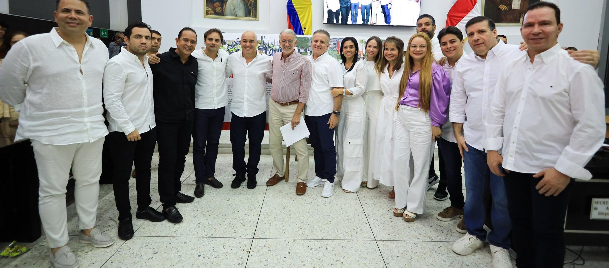 Los diputados y el Gobernador Eduardo Verano.