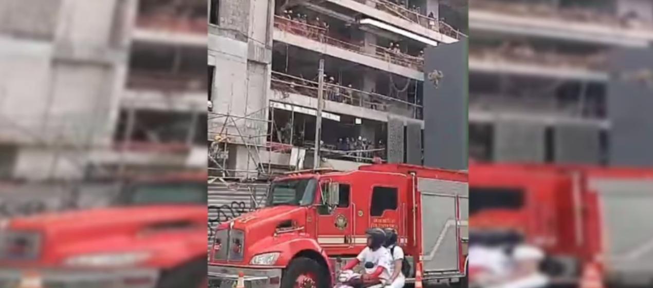 Los bomberos en el lugar de la emergencia. 
