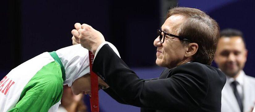 Momento en que el actor entregó varias medallas. 