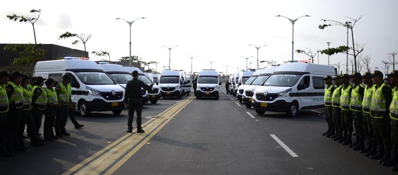 La entrega de vehículos y de equipos de tecnología a la Policía ha sido la constante de las autoridades civiles. 