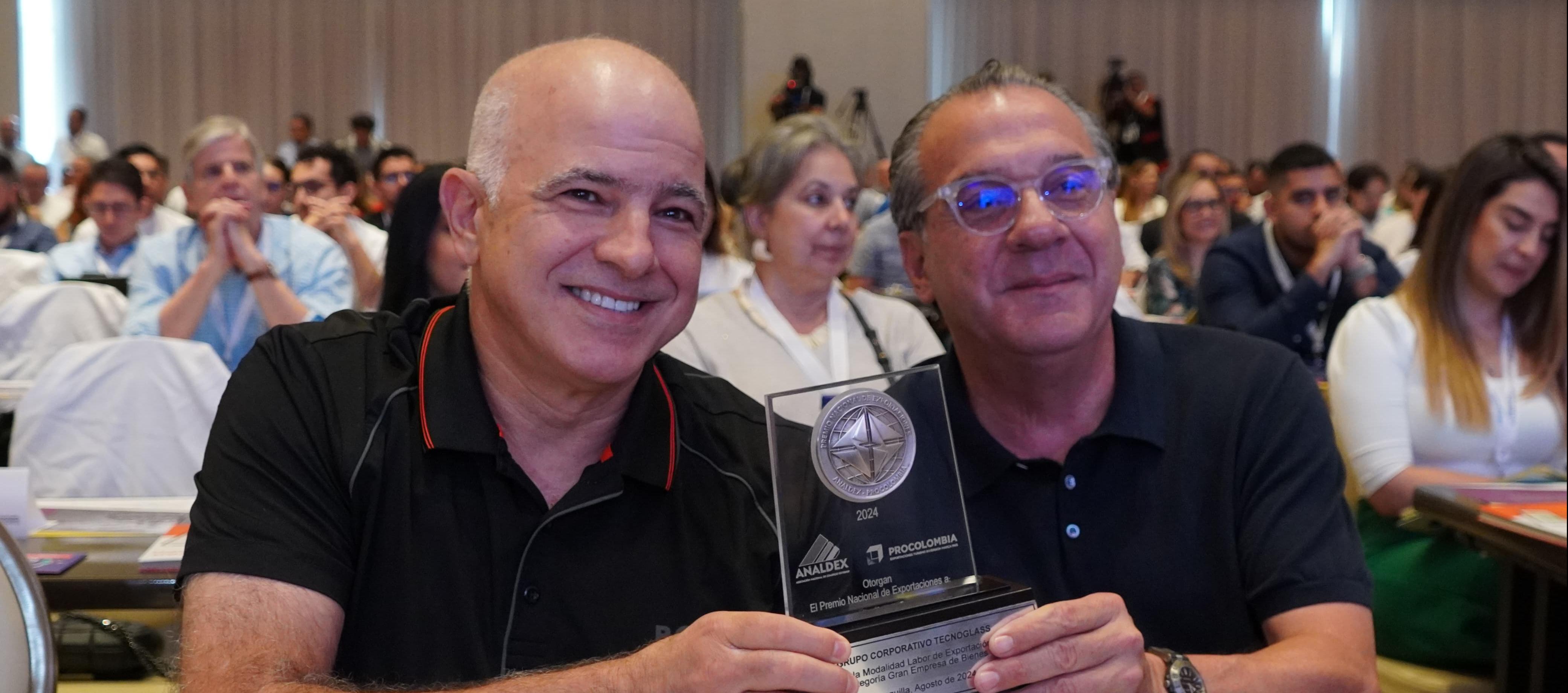 Christian Daes y Rodolfo Espinosa Meola tras recibir el premio. 