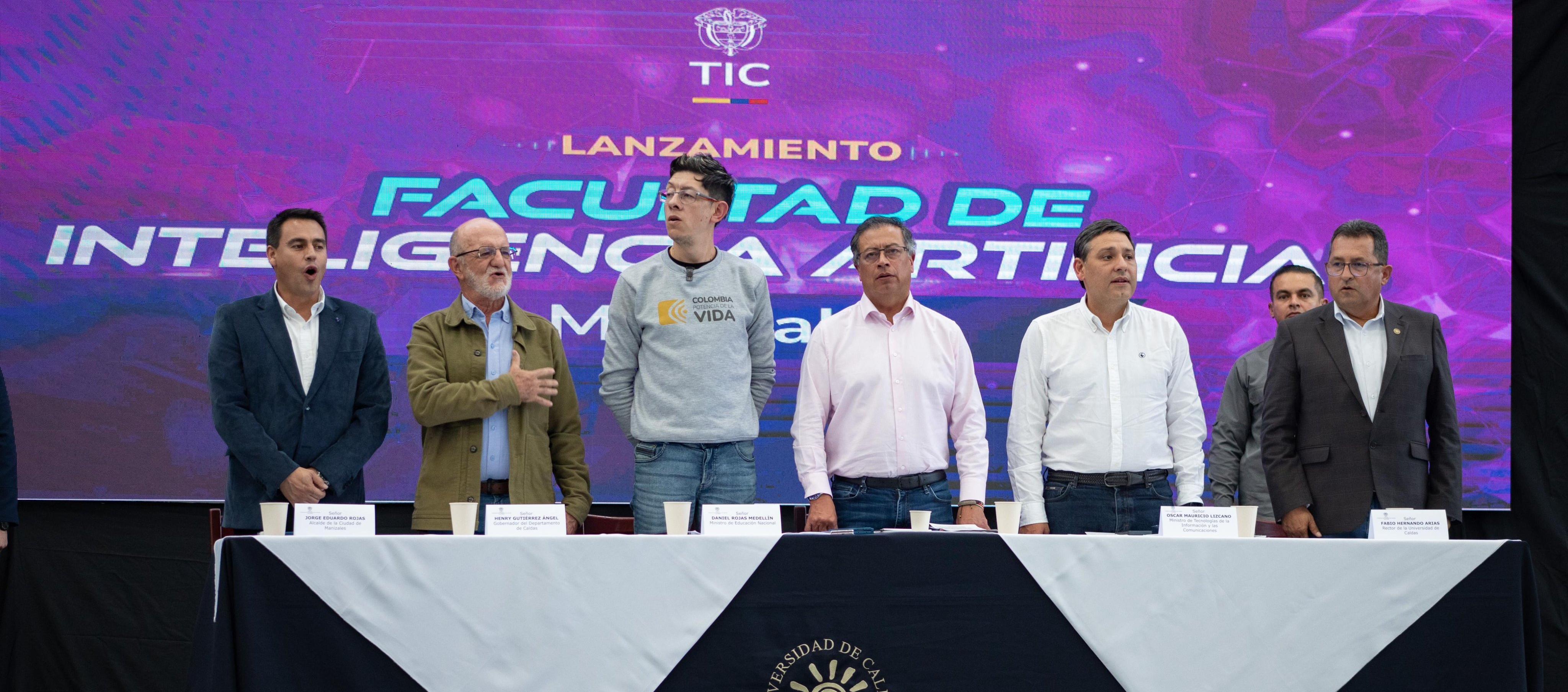 El Presidente Petro junto a los ministros de Educación, Daniel Rojas, y de las TIC, Mauricio Lizcano.